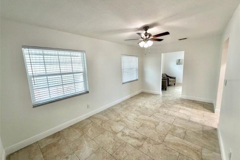 House in Saint Petersburg, Florida 3 bedrooms, 135.17 sq.m. № 2110684 - photo 10