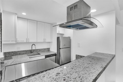 Condo in Lauderhill, Florida, 1 bedroom № 2058245