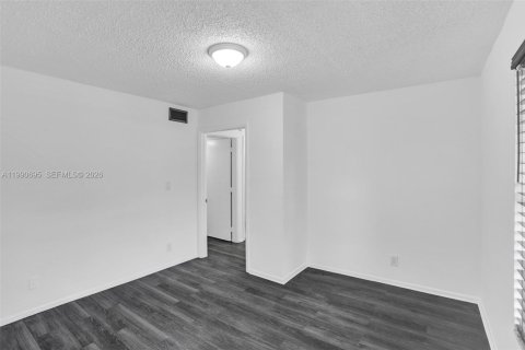 Condo in Lauderhill, Florida, 1 bedroom  № 2058245 - photo 5