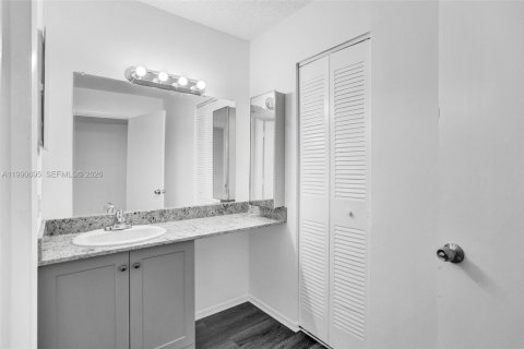 Condo in Lauderhill, Florida, 1 bedroom  № 2058245 - photo 9