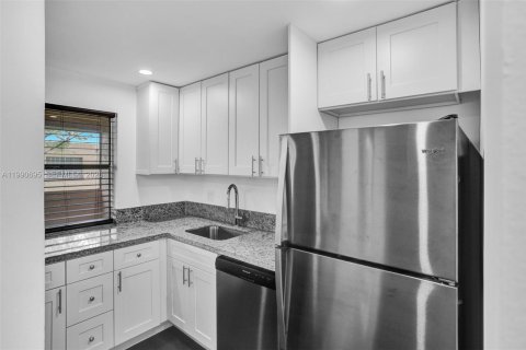 Condo in Lauderhill, Florida, 1 bedroom  № 2058245 - photo 4