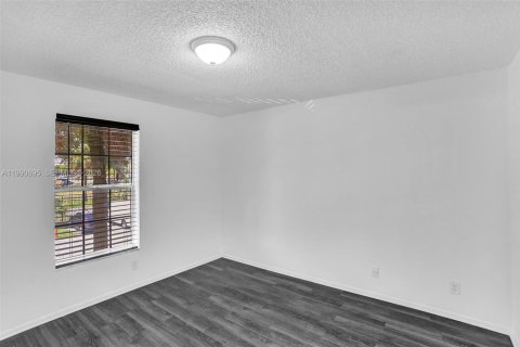 Condo in Lauderhill, Florida, 1 bedroom  № 2058245 - photo 6