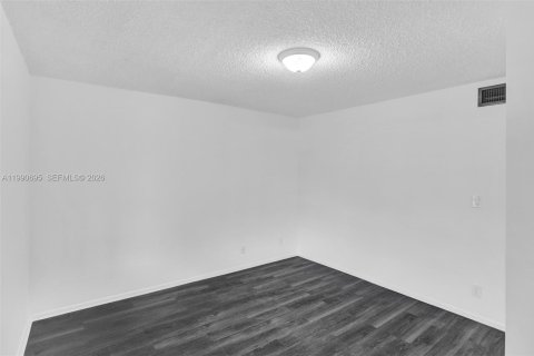 Condo in Lauderhill, Florida, 1 bedroom  № 2058245 - photo 8