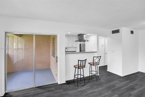 Condo in Lauderhill, Florida, 1 bedroom  № 2058245 - photo 16