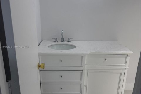 Condominio en venta en Lauderhill, Florida, 2 dormitorios, 101.08 m2 № 1937906 - foto 20
