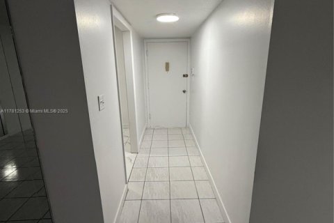 Condominio en venta en Lauderhill, Florida, 2 dormitorios, 101.08 m2 № 1937906 - foto 4