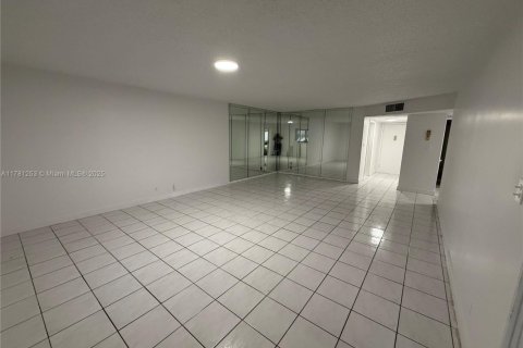 Condominio en venta en Lauderhill, Florida, 2 dormitorios, 101.08 m2 № 1937906 - foto 3