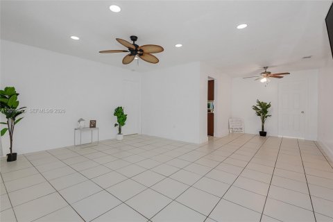 Villa ou maison à louer à Sunrise, Floride: 4 chambres, 126.35 m2 № 2073288 - photo 4