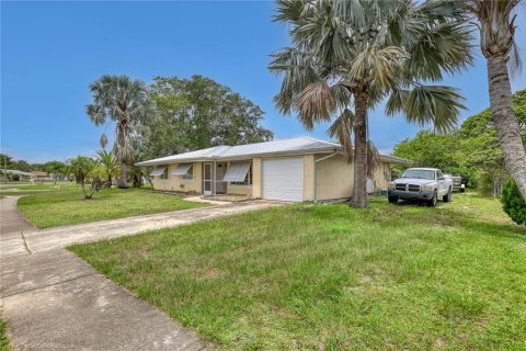 House in Palm Bay, Florida 3 bedrooms, 155.8 sq.m. № 1802051 - photo 1