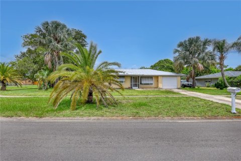House in Palm Bay, Florida 3 bedrooms, 155.8 sq.m. № 1802051 - photo 2