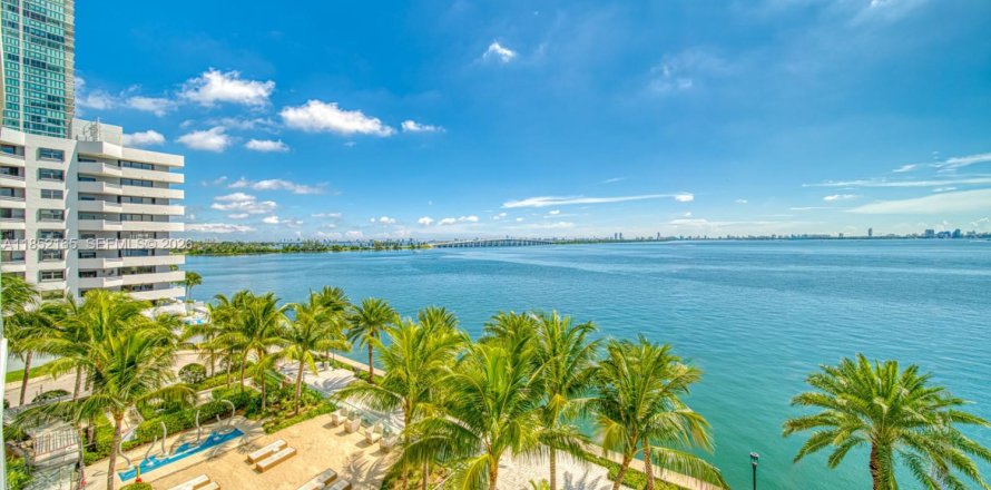 Кондоминиум с 2 спальнями в Майами, Флорида № 2054781