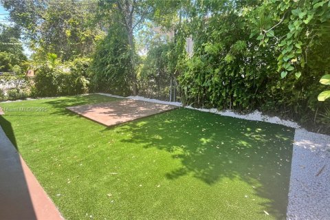 Apartamento en alquiler en Miami, Florida, 2 dormitorios, 60.39 m2 № 1981538 - foto 16