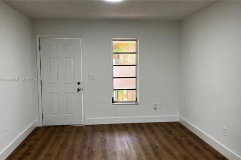 Apartamento en alquiler en Miami, Florida, 2 dormitorios, 60.39 m2 № 1981538 - foto 4