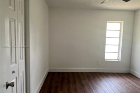 Apartamento en alquiler en Miami, Florida, 2 dormitorios, 60.39 m2 № 1981538 - foto 10