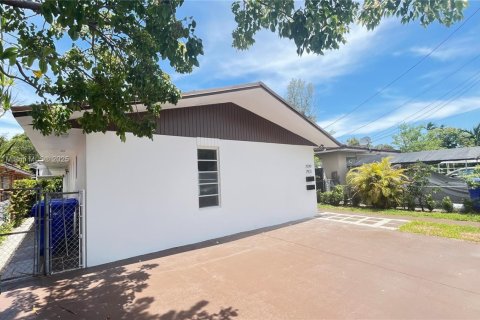 Apartamento en alquiler en Miami, Florida, 2 dormitorios, 60.39 m2 № 1981538 - foto 2