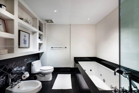Condominio en venta en Miami Beach, Florida, 2 dormitorios, 122.26 m2 № 2088999 - foto 13