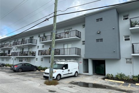 Condominio en alquiler en Hallandale Beach, Florida № 1979300 - foto 1