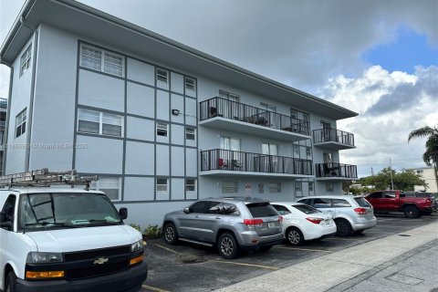 Condominio en alquiler en Hallandale Beach, Florida № 1979300 - foto 2