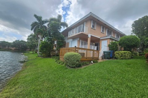 Townhouse in Oakland Park, Florida 3 bedrooms, 118.26 sq.m. № 2084011