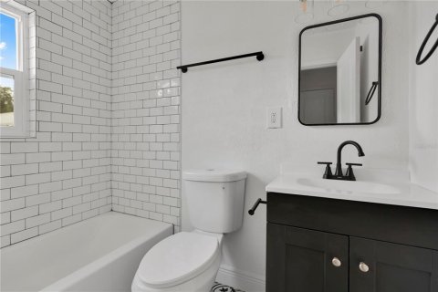 House in Tampa, Florida 3 bedrooms, 107.02 sq.m. № 2157081 - photo 7