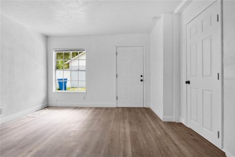 House in Tampa, Florida 3 bedrooms, 107.02 sq.m. № 2157081 - photo 2