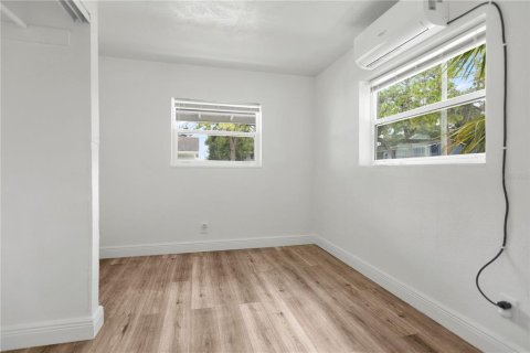 House in Tampa, Florida 3 bedrooms, 107.02 sq.m. № 2157081 - photo 9