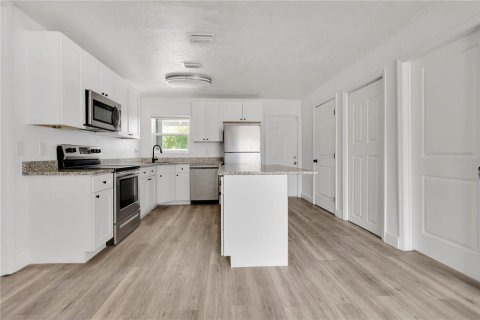House in Tampa, Florida 3 bedrooms, 107.02 sq.m. № 2157081 - photo 5
