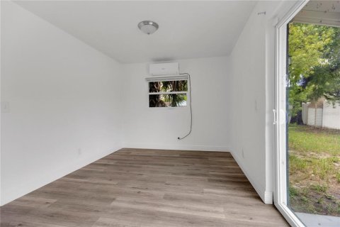 House in Tampa, Florida 3 bedrooms, 107.02 sq.m. № 2157081 - photo 10