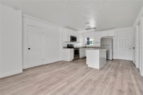 House in Tampa, Florida 3 bedrooms, 107.02 sq.m. № 2157081 - photo 4