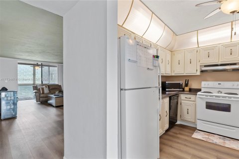 Condo in Lauderdale Lakes, Florida, 2 bedrooms  № 1487580 - photo 7