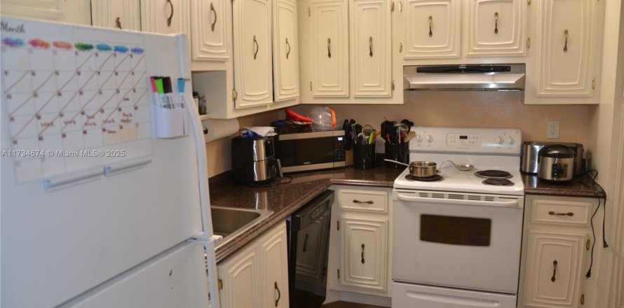Condo in Lauderdale Lakes, Florida, 2 bedrooms № 1487580