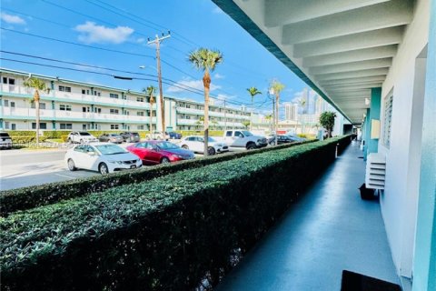 Condominio en venta en North Miami Beach, Florida, 1 dormitorio, 63.55 m2 № 2028355 - foto 3