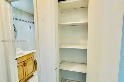 Condominio en venta en North Miami Beach, Florida, 1 dormitorio, 63.55 m2 № 2028355 - foto 9