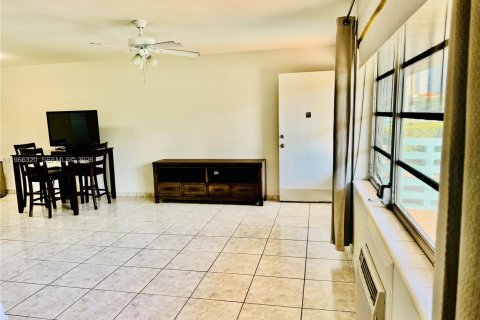 Condominio en venta en North Miami Beach, Florida, 1 dormitorio, 63.55 m2 № 2028355 - foto 22
