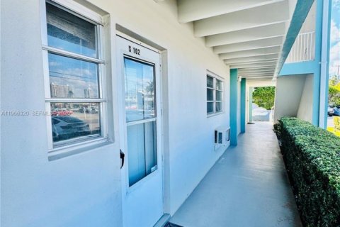 Condominio en venta en North Miami Beach, Florida, 1 dormitorio, 63.55 m2 № 2028355 - foto 4