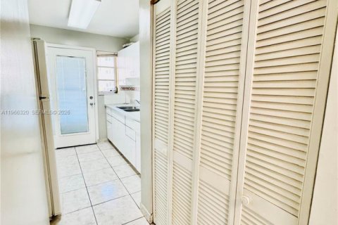 Condominio en venta en North Miami Beach, Florida, 1 dormitorio, 63.55 m2 № 2028355 - foto 18