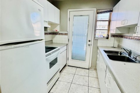 Condominio en venta en North Miami Beach, Florida, 1 dormitorio, 63.55 m2 № 2028355 - foto 16