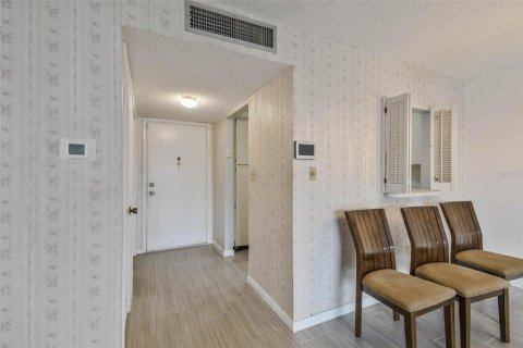Condo in New Port Richey, Florida, 2 bedrooms  № 2167272 - photo 8