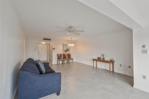 Condo in New Port Richey, Florida, 2 bedrooms  № 2167272 - photo 12