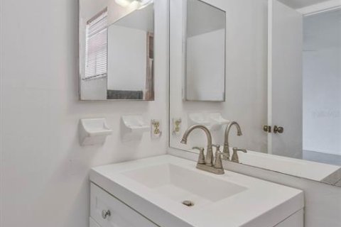 Condo in New Port Richey, Florida, 2 bedrooms  № 2167272 - photo 18