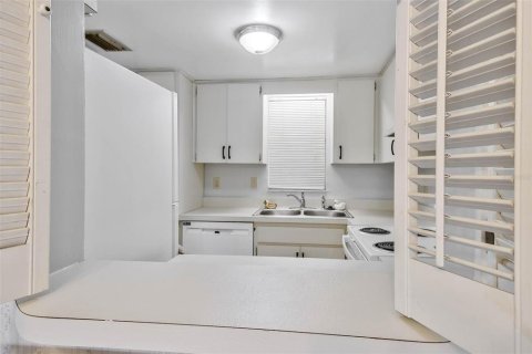 Condo in New Port Richey, Florida, 2 bedrooms  № 2167272 - photo 7