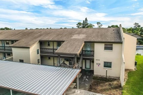 Condo in New Port Richey, Florida, 2 bedrooms  № 2167272 - photo 1