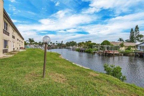 Condo in New Port Richey, Florida, 2 bedrooms  № 2167272 - photo 3