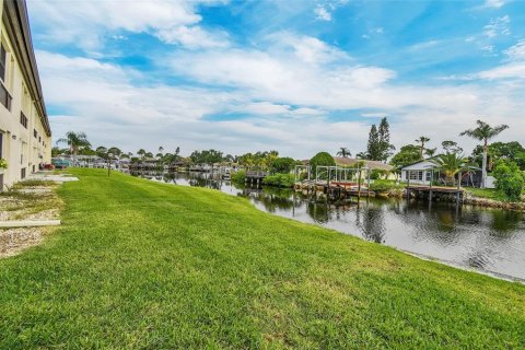 Condo in New Port Richey, Florida, 2 bedrooms  № 2167272 - photo 24