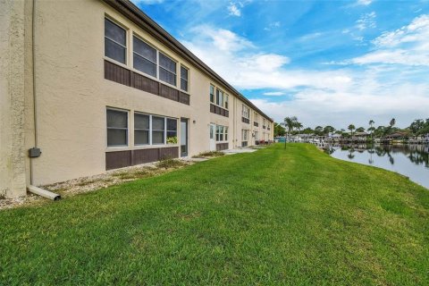 Condo in New Port Richey, Florida, 2 bedrooms  № 2167272 - photo 25