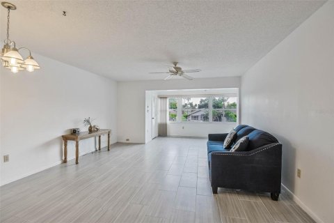 Condo in New Port Richey, Florida, 2 bedrooms  № 2167272 - photo 9