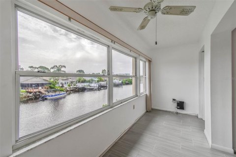 Condo in New Port Richey, Florida, 2 bedrooms  № 2167272 - photo 13