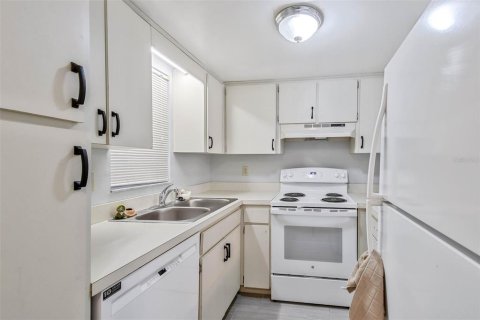 Condo in New Port Richey, Florida, 2 bedrooms  № 2167272 - photo 6
