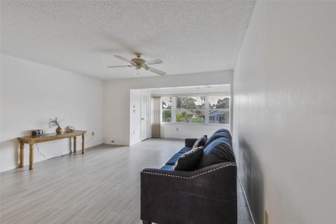Condo in New Port Richey, Florida, 2 bedrooms  № 2167272 - photo 10