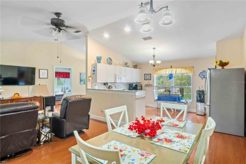 House in North Port, Florida 3 bedrooms, 121.79 sq.m. № 1904070 - photo 8